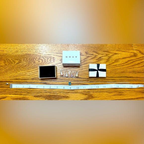 !!NEW!! Avon Daisy-Jane 5 Day Pendant Necklace Set - Picture 4 of 11